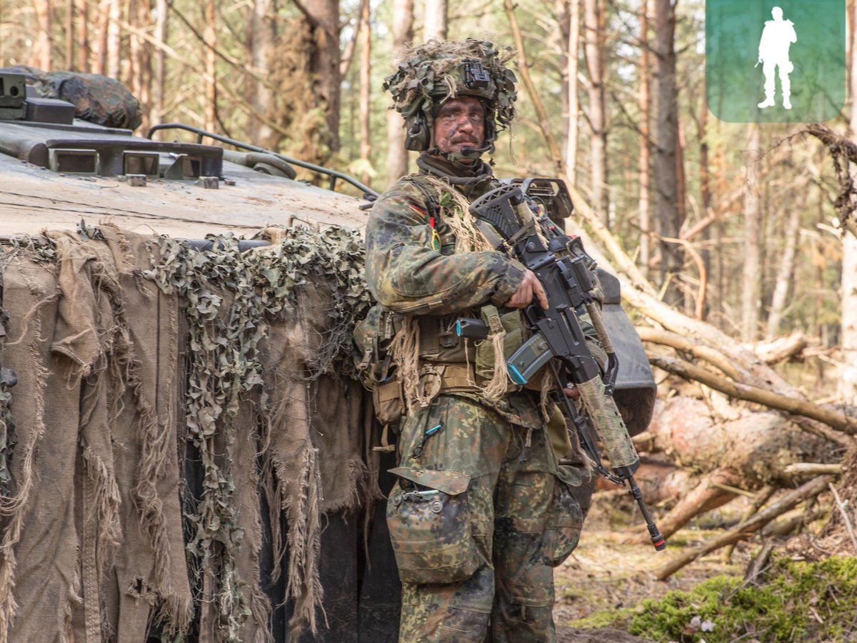 Oberfeldwebel Mario F. ist Gruppenführer bei der #NATO #eFP Battlegroup in Litauen. Er hat die Verantwortung für acht Soldaten und einen Schützenpanzer Marder. Für die #BundeswehrimEinsatz trainiert er mit seiner Gruppe verschiedene Operationsarten. 
Mehr: bundeswehr.de/de/einsaetze-b…
