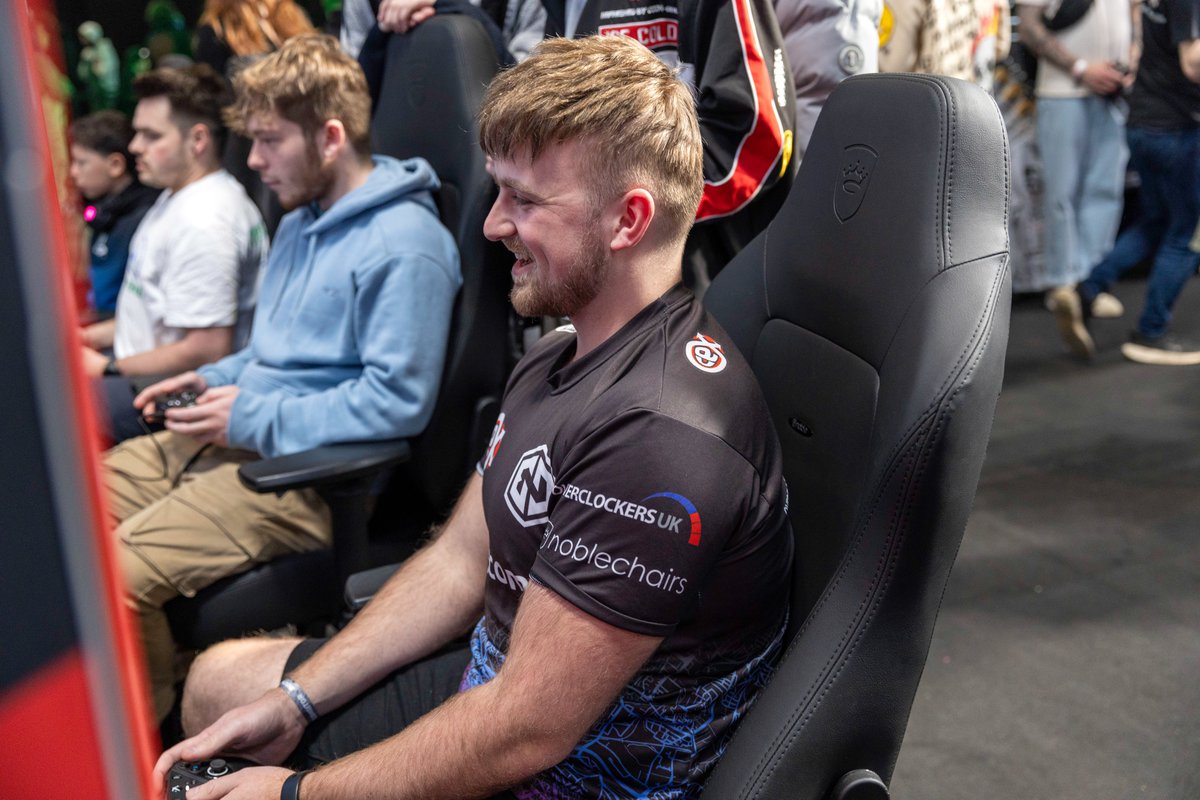 Look how much fun @pickapixelyt had with his @noblechairs 🥺 Did you play with him at @IGFestUK #i72? Did you play *against* him? 😈