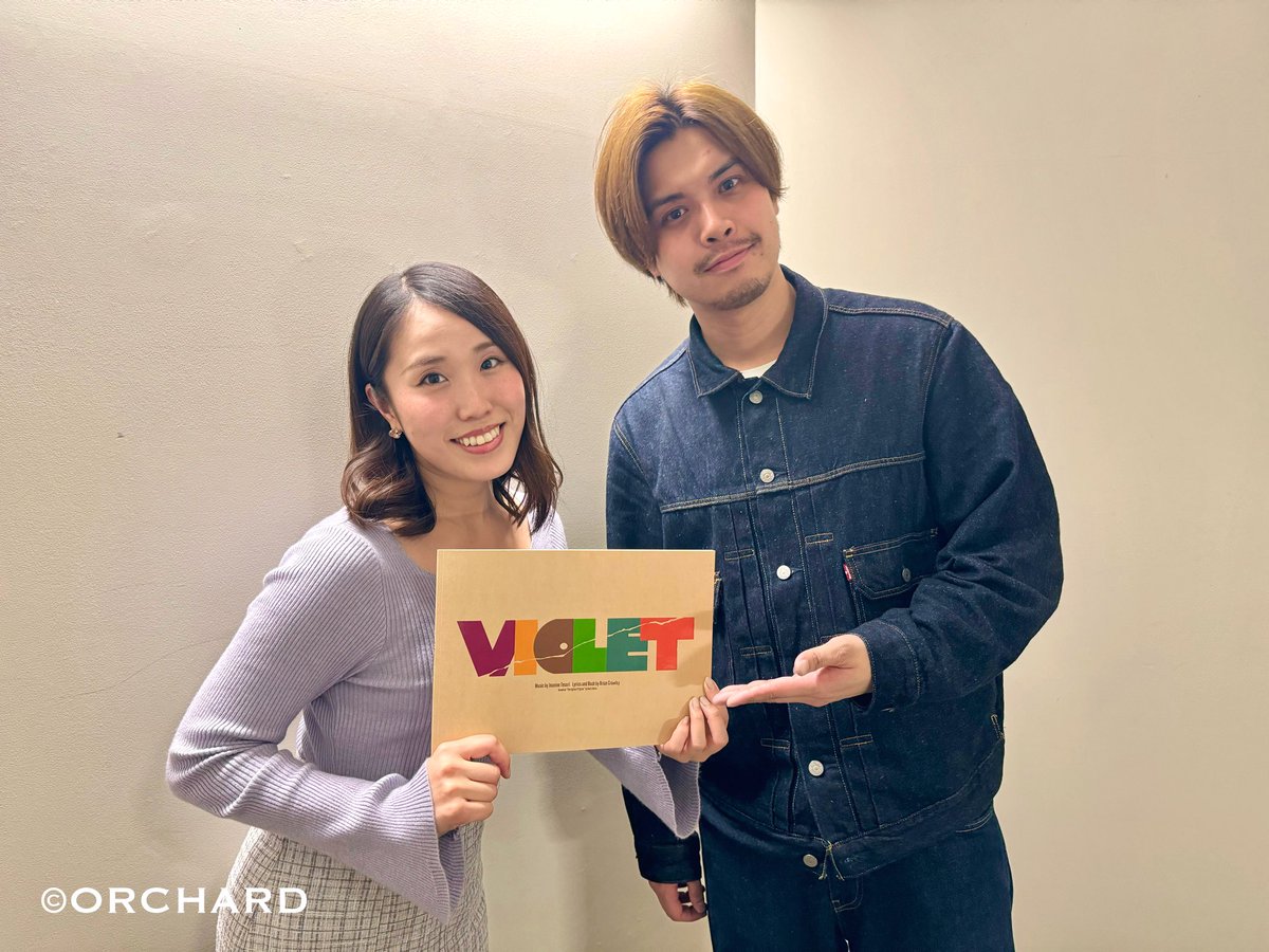 【木暮真一郎・伊宮理恵】ミュージカル『VIOLET』 本日を以てヤングヴァイオレット含め全キャストが初日を迎えました🪑#木暮真一郎 と #伊宮理恵 も #VIOLET の旅の行方と音楽に身を委ねて、彼女が目指す目的地のその先にある光を一緒に見届けさせていただきます🧳 umegei.com/violet/