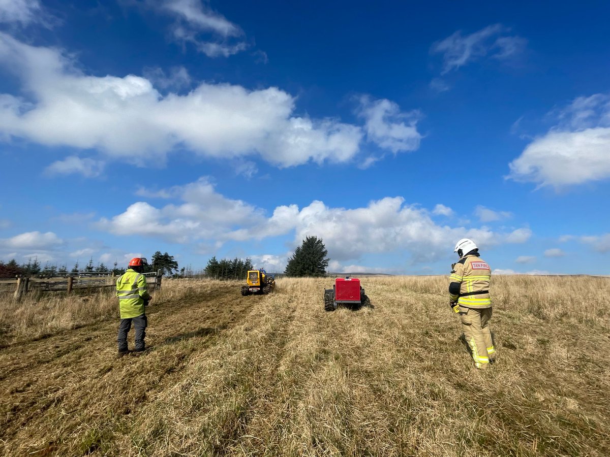 #WardenWednesday Our Western Area Wardens have been working closely with @mawwfire, landowners and graziers across Mynydd Du to cut firebreaks ahead of summer ☀️