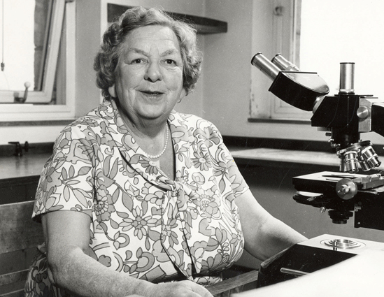 las esmeradas investigaciones de Mary Winifred Parke establecieron técnicas de cultivo de algas marinas en el laboratorio, constituyendo la piedra angular de los cultivos acuáticos en centros de investigación de todo el mundo. i.mtr.cool/unpqmkxhjq