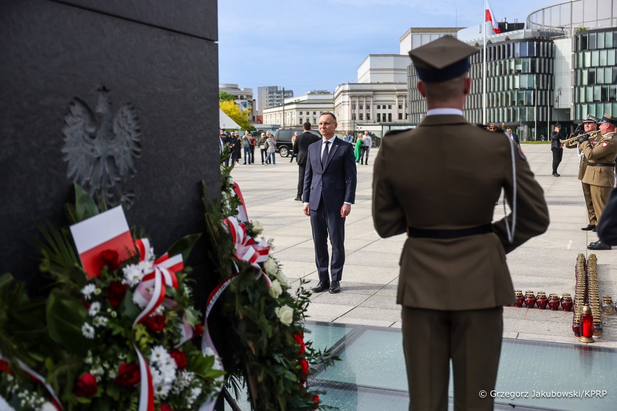 #Pamiętamy 🕯️ My dzisiaj pamiętamy o nich wszystkich – i o polskich oficerach, którzy zostali zamordowani przez Sowietów w Katyniu, i o tych, którzy tamtego strasznego dnia, w tamtą straszną sobotę 10 kwietnia 2010 roku lecieli, by oddać im hołd, i także oddali swoje życie –…