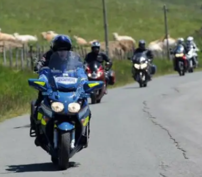 🚨 Journée de la Sécurité Moto, le samedi 25 mai 2024 à Beaucouzé. Une journée entière avec les motards de la gendarmerie, ça vous dit ? Si vous êtes intéressé(e), adressez-nous un simple mail à l'adresse suivante : edsr49@gendarmerie.interieur.gouv.fr #RoutePlusSure