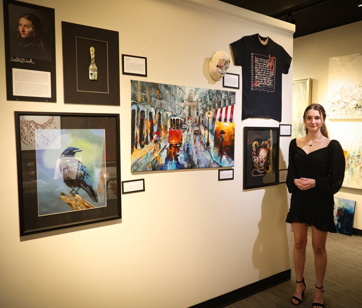 Congratulations to CHCA senior Bella Brink for winning the Cincinnati Enquirer's Student of the Week Art & Soul Award! #GoCHCA #chcaarts 📸 Rosenfeldt Photography