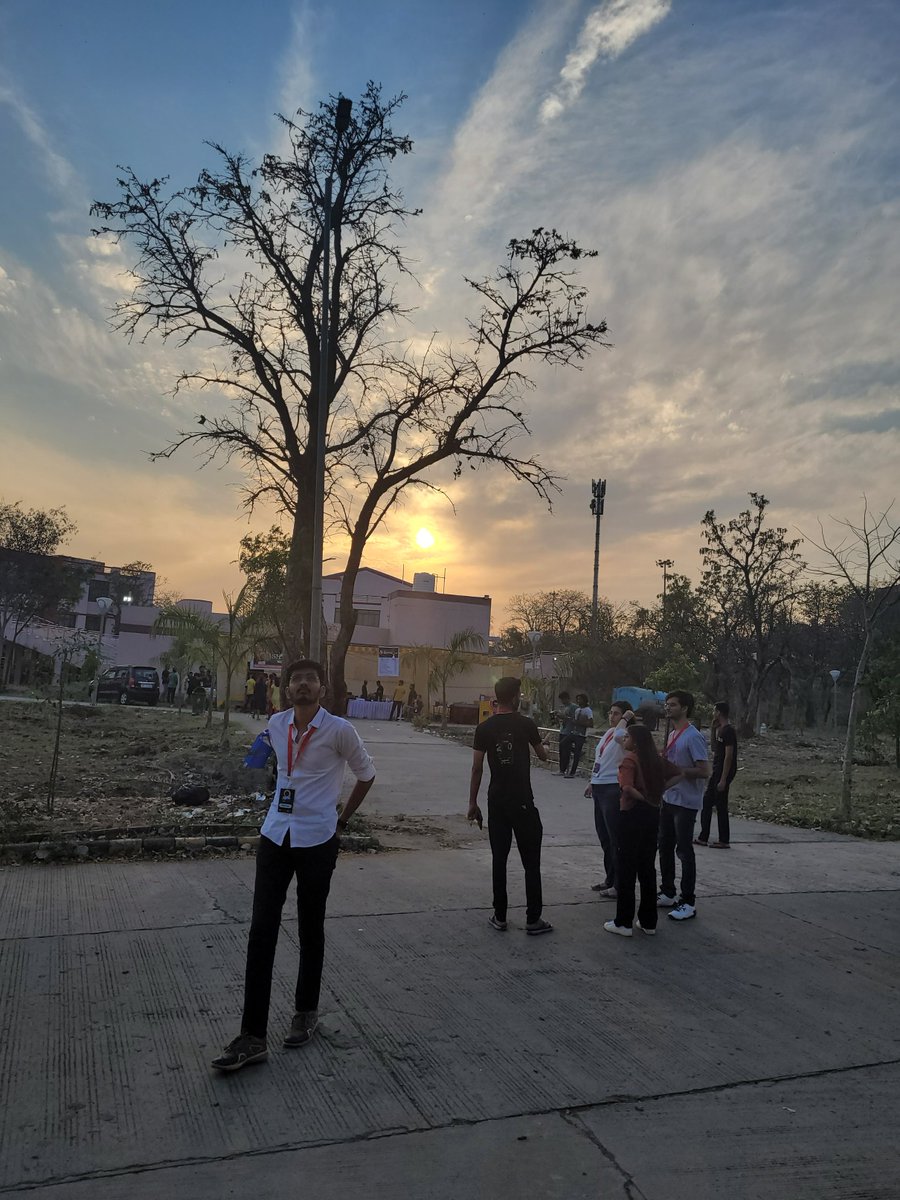 Ah, the wonderful sunsets of Jabalpur mesmerizing our mentors at #hackbyte 💖