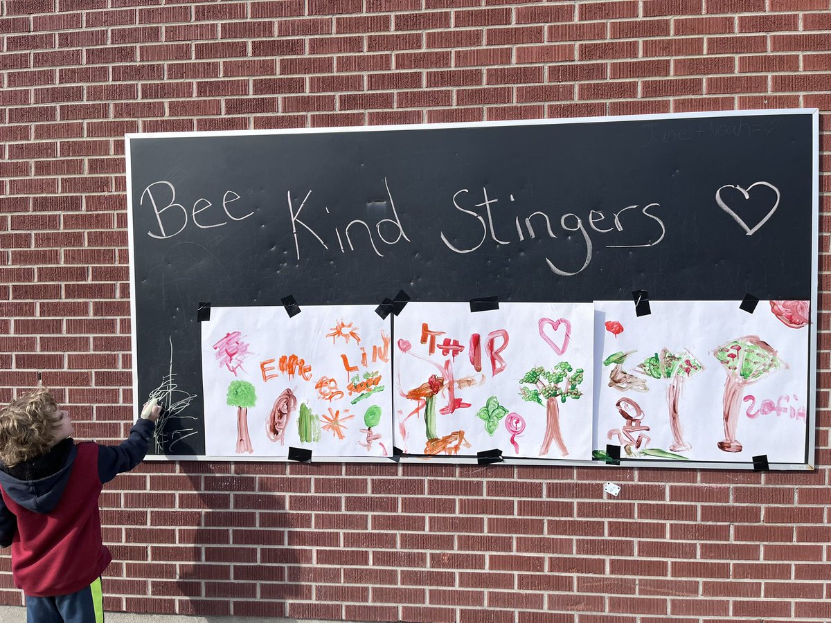 The Pines enjoyed painting outdoors this morning during outdoor learning. Thanks @MissLofaro for adding the message! @StRitaOCSB @OttCatholicSB @ocsbEco #ocsboutdoors