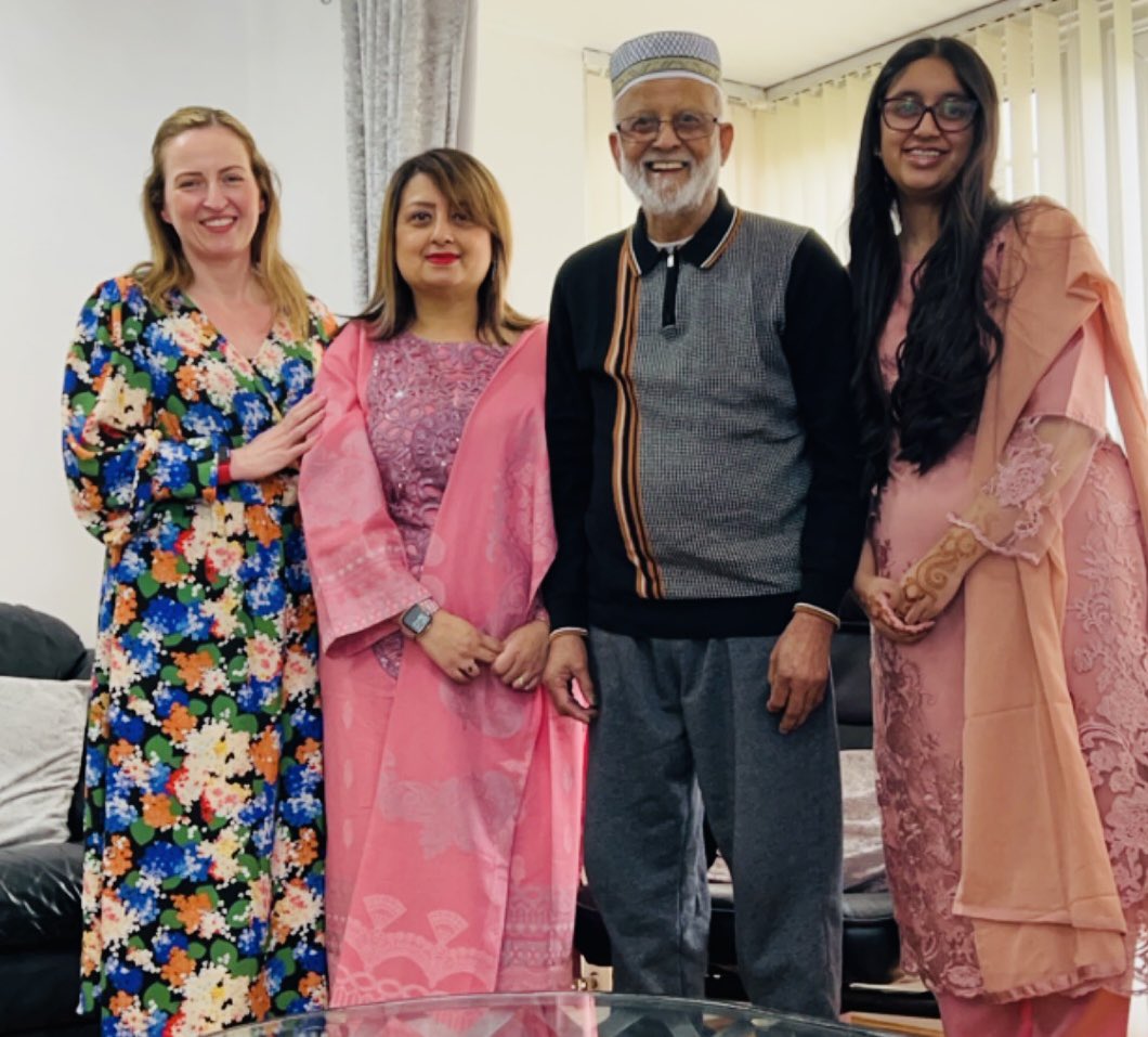 Eid Mubarak with my Dad 💛Lovely visit from @NHS_VickySelf in joining our Eid celebrations. May the day bring peace, happiness, and prosperity to all who are celebrating ❤️❤️❤️ @JaneRook1 @WoodsD129 @ftsuswb @MeaganFernsNHS @adave_NHS @DudleyGroupCEO @SabyzRich888 @MahmudNawaz