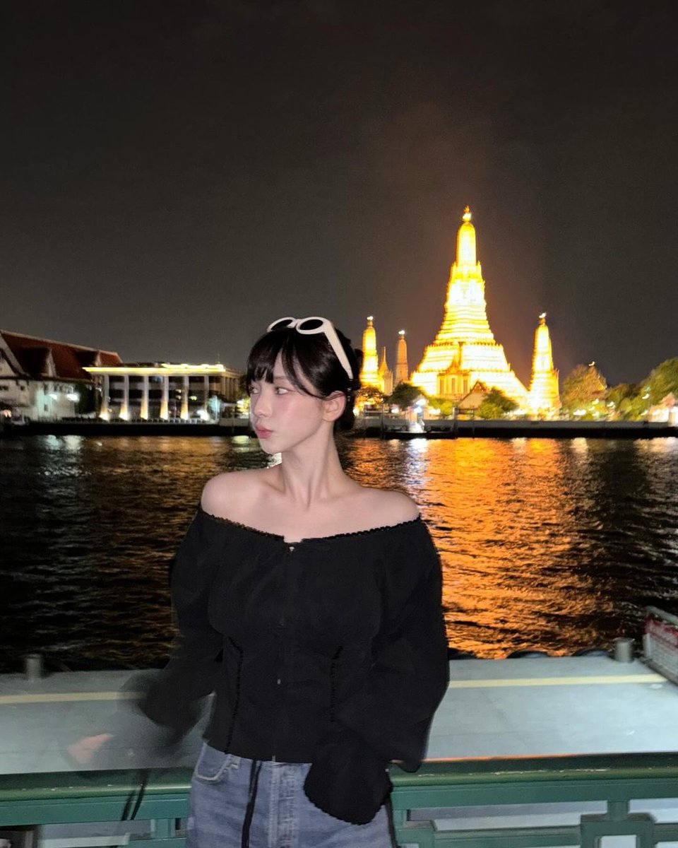 ahyeof's tweet image. #리나_BANGKOK | Stars twinkle in a trance, Night's beauty enchants. ‧₊˚❀༉
