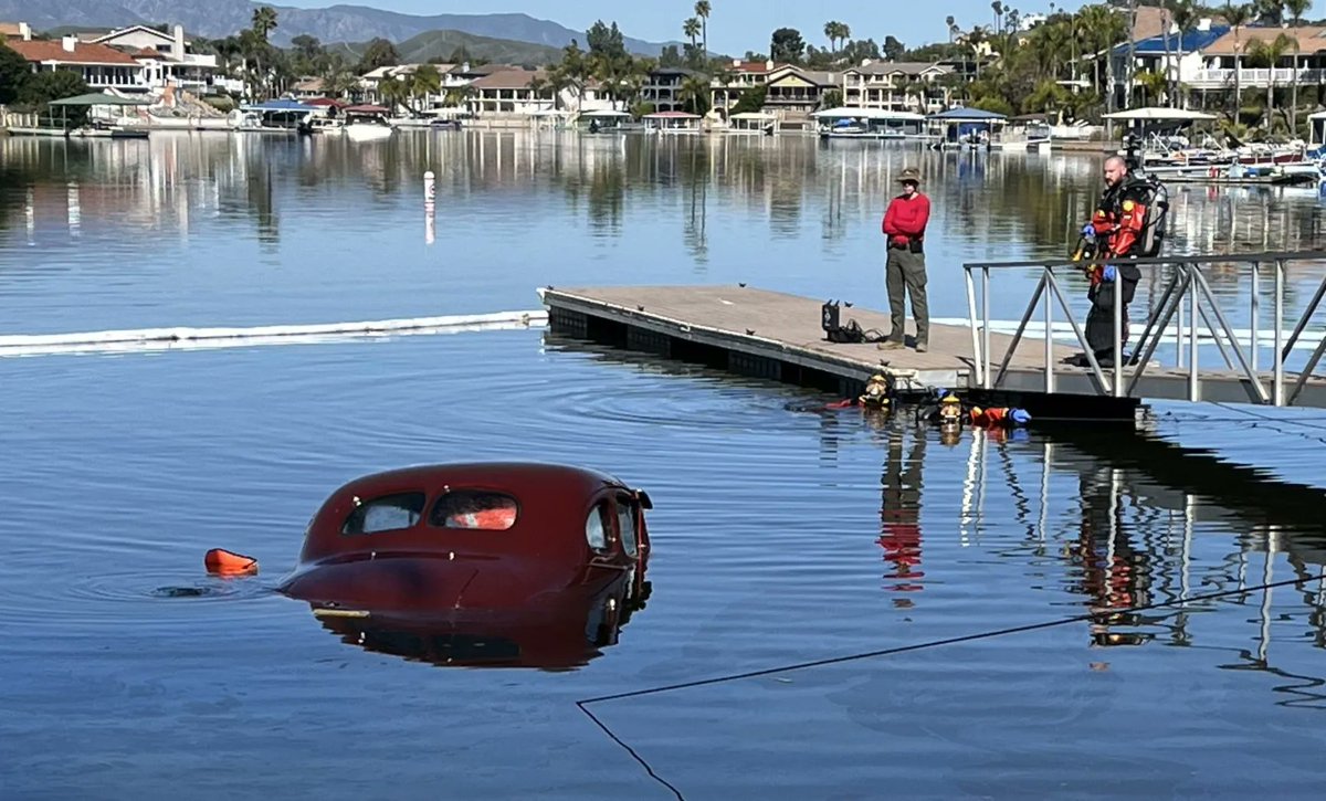 Owner of a restored classic 1939 Packard parked it on a boat ramp at Canyon Lake, Calif., for a photo shoot. That was not an awesome idea. pressenterprise.com/2024/04/09/it-…