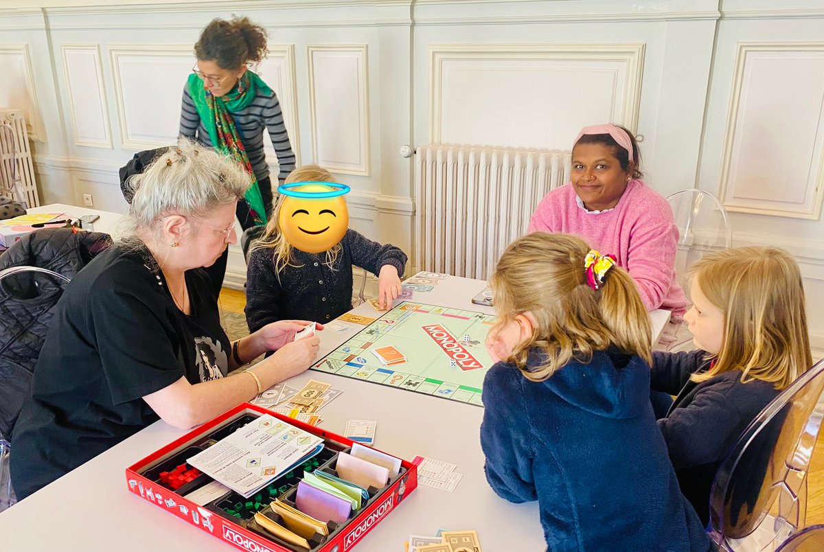 Nouveau rendez-vous du mercredi après-midi autour des jeux de société 🃏. Enfants des centres de loisirs et seniors de l’arrondissement jouent ensemble et créent du lien @dburkli @VirginieMERGOIL