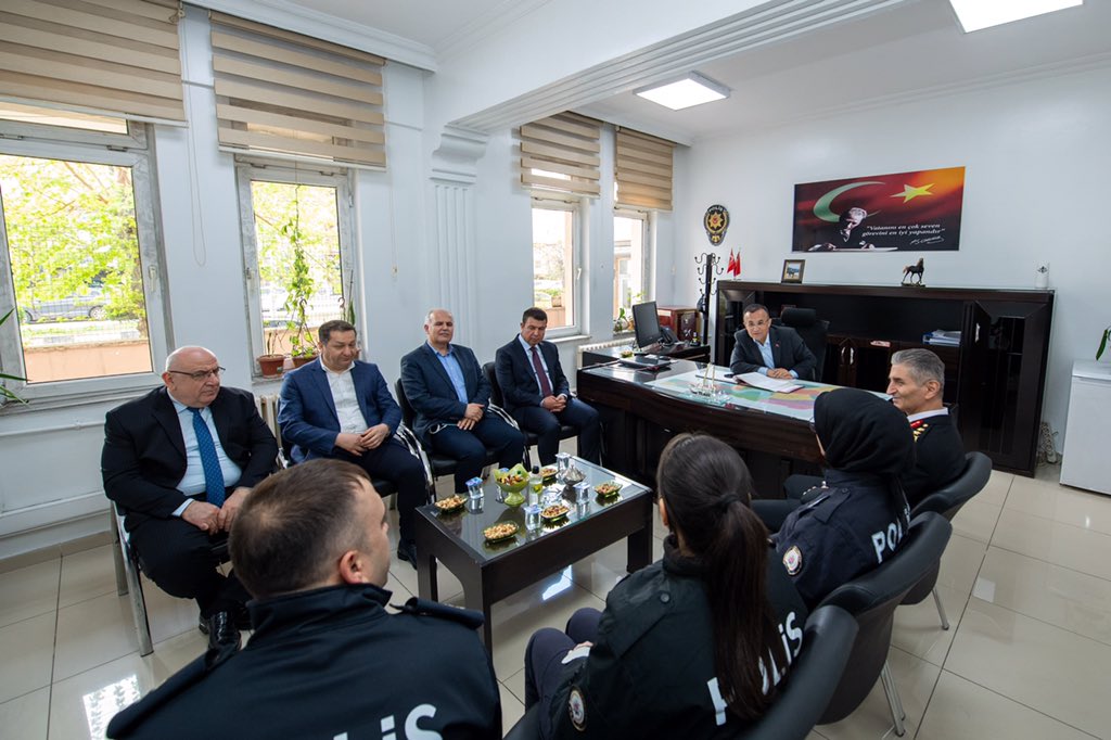 Valimiz Kemal Çeber, protokol ile birlikte Şehit Ekrem Kurtoğlu Polis Merkezi Amirliği’ni ziyaret ederek görevi başındaki polislerimizin bayramını kutladı. Vatandaşlarımızın huzur ve güvenliği için 7/24 fedakarca görevini ifa eden tüm güvenlik güçlerimize teşekkür ederiz.…