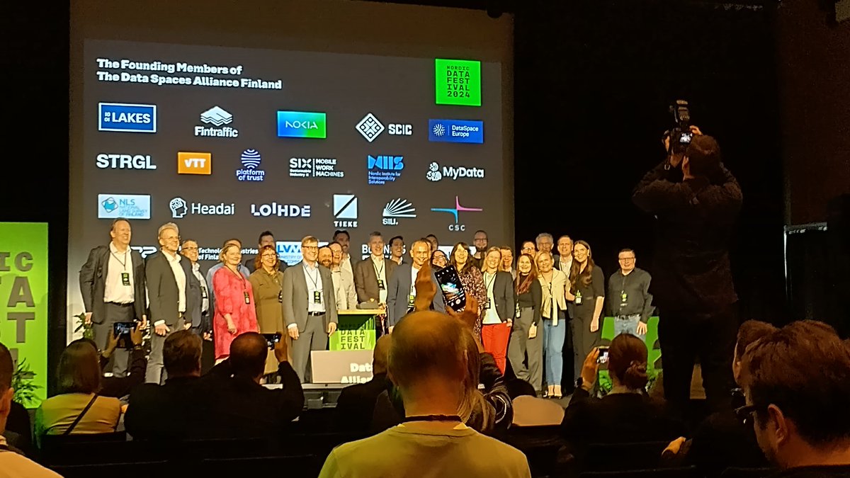 Iloinen joukko, Dara Spaces Alliance Finland perustajat.
Kiinnostava hanke. Tällä saattaa olla isompi merkitys kuin mitä ehkä nyt arvioimme.
<a href="/SitraFund/">Sitra</a> on tässä oikealla asialla.