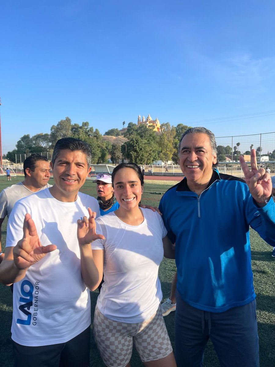 Empezamos el día con nuestro candidato a Gobernador @eduardorivera01 y @LupitaCuautleT en su activación deportiva en #SanAndresCholula #Distrito10 Seguimos conquistando voluntades