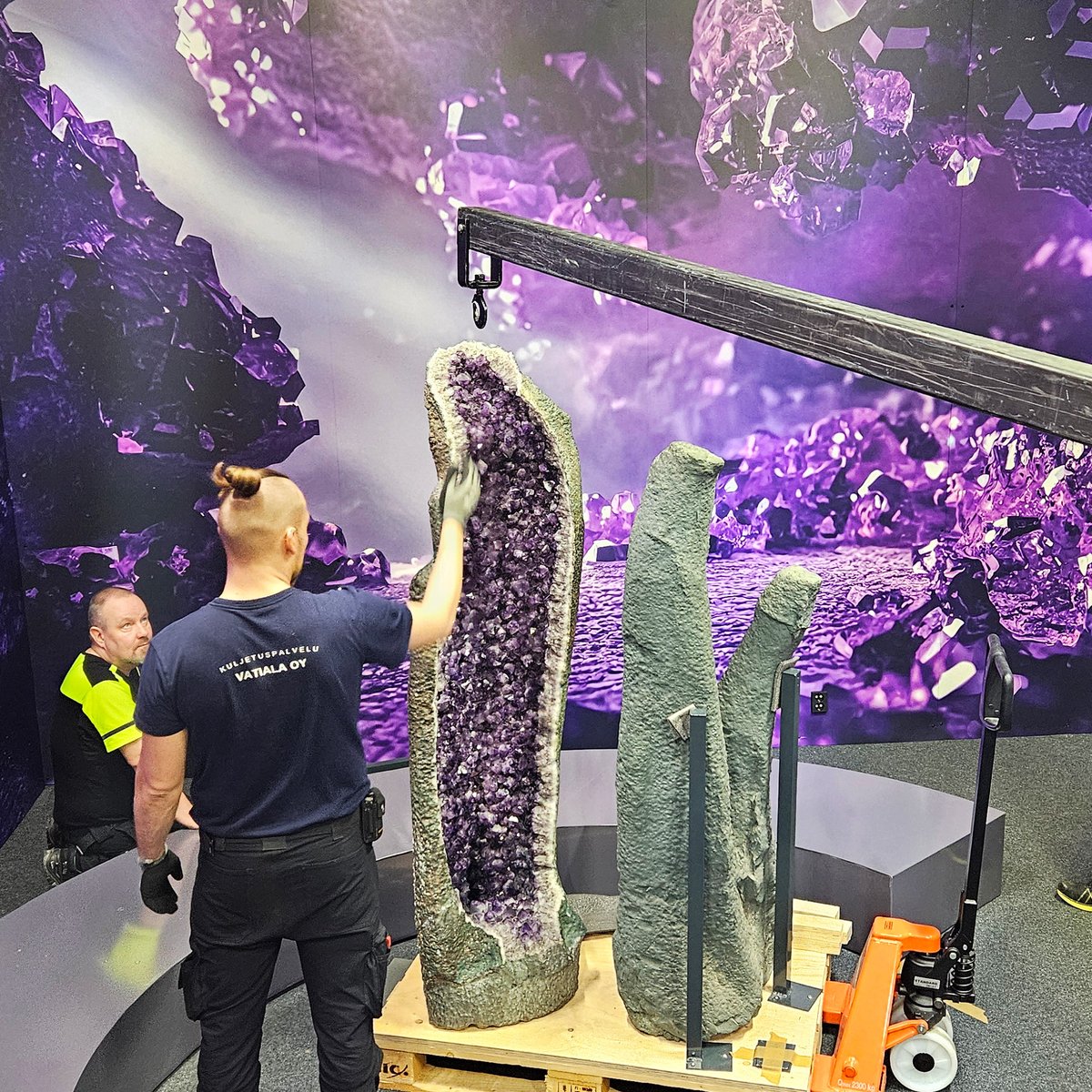 Kiven voima -näyttelyn avautuminen lähestyy ja nyt ollaan nostovaiheessa! Upeat ametistikotelot painavat jopa 550 kg, joten näiden kivien liikuttelu vaatii suunnittelua. Miltähän lopputulos näyttää? Kiven voima avautuu pe 26.4. #vapriikki #tampere
vapriikki.fi/nayttelyt/kive…