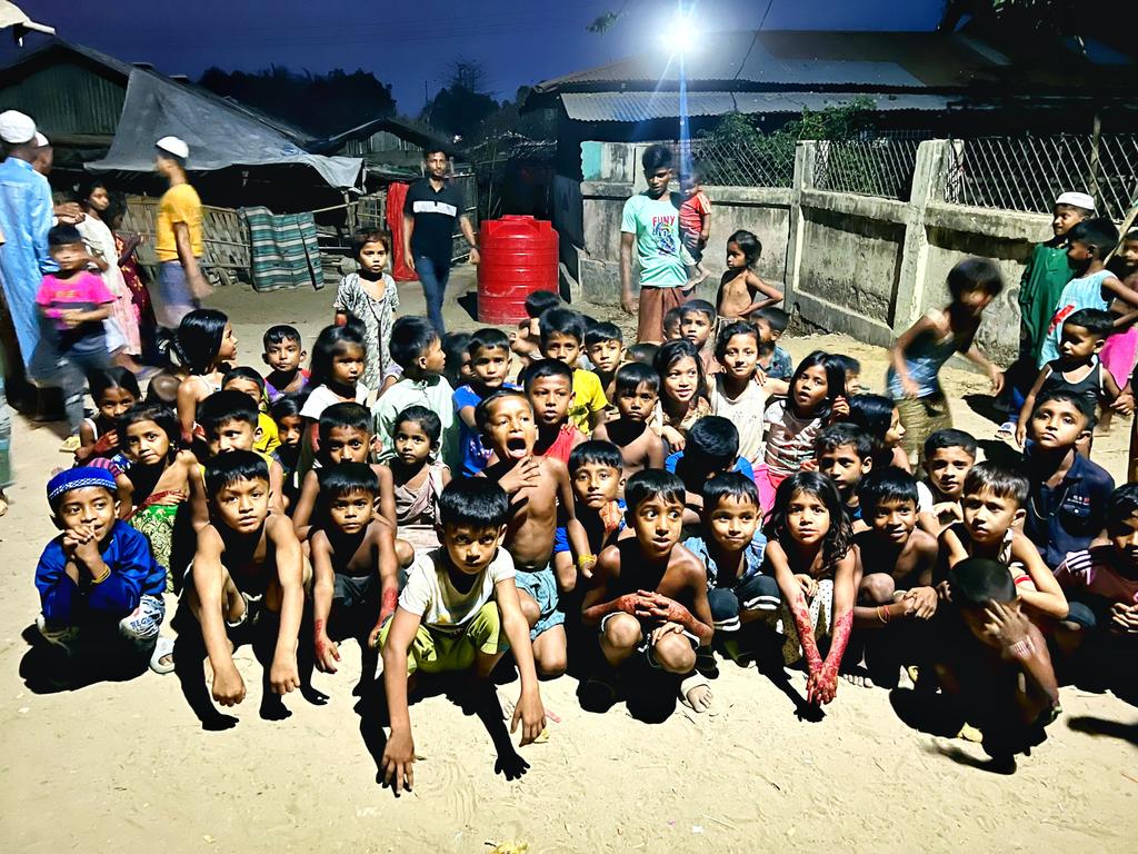 Bappyphotograph's tweet photo. The children enjoy seeing the moon crescent at Rohingya refugee camp.
Ajja ruza, hailla eid
torma hañder, fiñt fiñt
-These lines remind me “eid” in my childhood 🥹
#EidCollection2024 #streetphotography #RohingyaMuslims #eid2024
Bappy Photographer https://t.co/Yp0DjdRc5p