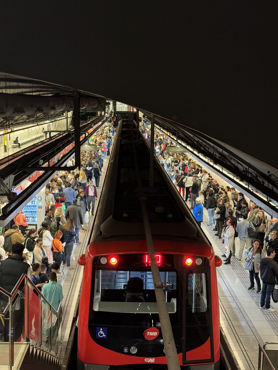 ddesiilujan's tweet photo. Es normal que ens facin fora d’un metro en la linia 1 per actes vandàlics a la línia 3?  Quina vergonya! @TMBinfo https://t.co/eizdyiVFCT