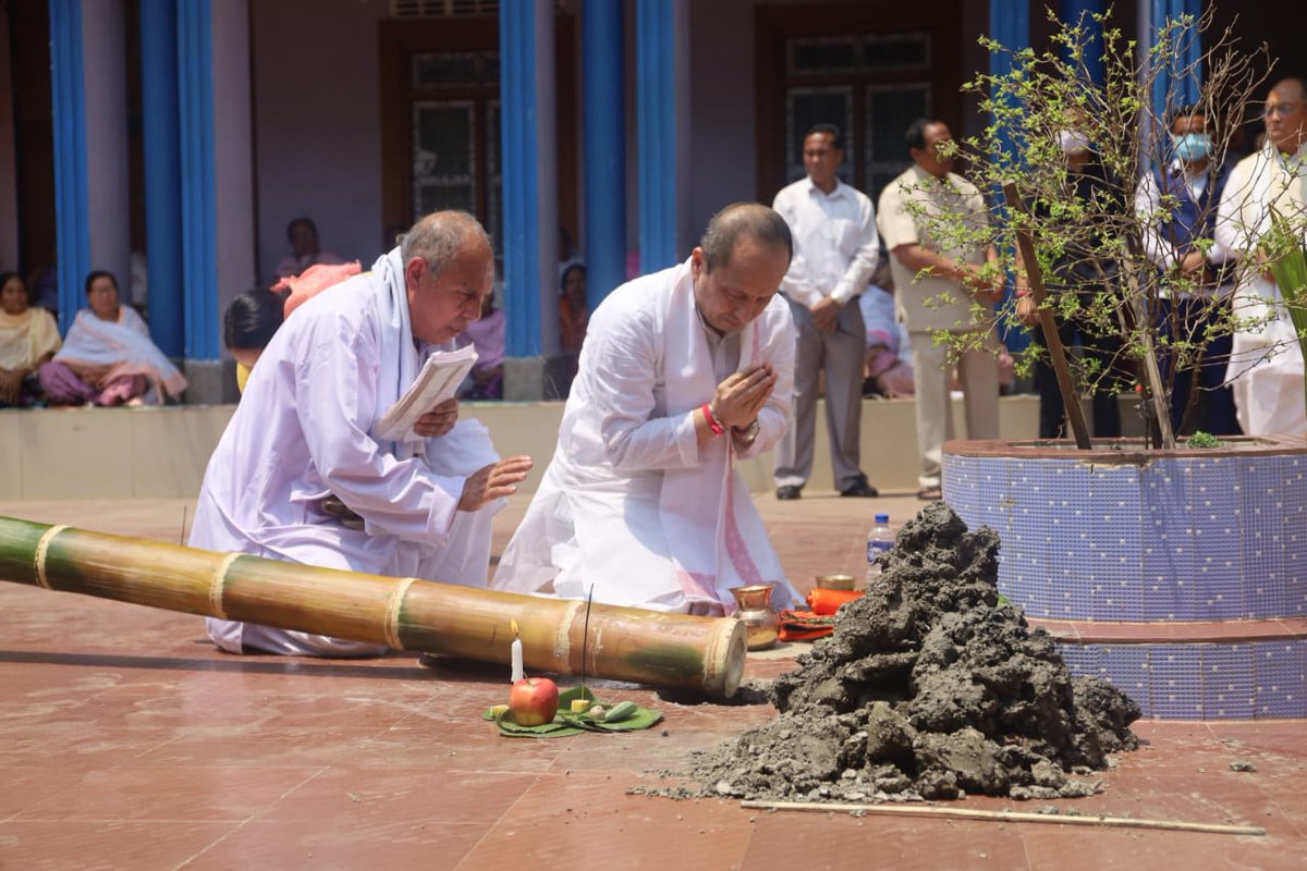 Honoured & humbled to attend the sacred Firal Chingkhatpa/Flag hoisting ceremony with full traditional rituals followed by a public meeting at my residence today. #AbkiBaar400Paar @narendramodi @AmitShah @JPNadda @NBirenSingh @blsanthosh @blsanthosh @sambitswaraj @AShardaDevi