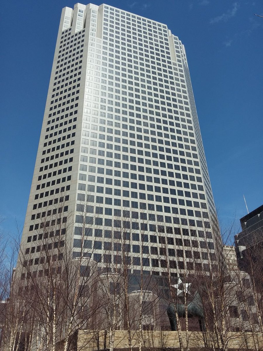 the long vacant AT&T tower, one of St. Louis' largest skyscrapers, recently sold for 3.5 million... in 2006 it was valued at $205 million stltoday.com/news/local/met…