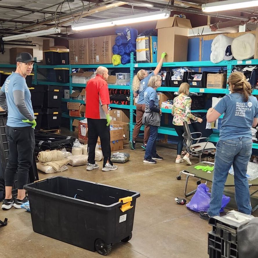 AustinStreetCtr's tweet image. Big applause to our amazing 38 @HPUMC volunteers who lent a helping hand in our clothing storage room &amp;amp; Inclement Weather Shelter! Their dedication of 133 service hours created a positive impact of $3,971. Thank you for joining us to #HelpThemHome! #NationalVolunteerMonth 👏