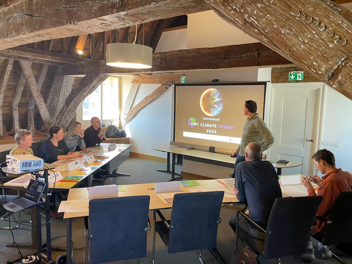 Bètapartners geeft samen met KlimaatHelpdesk verschillende workshops op de Tipping Point Ahead nascholingsdag. Klimaattop in de klas, Klimaat casino, de proefjes uit de klimaatkoffer en de LesSnacks komen vandaag aan bod!

#klimaatverandering #aardrijkskunde #tippingpointahead