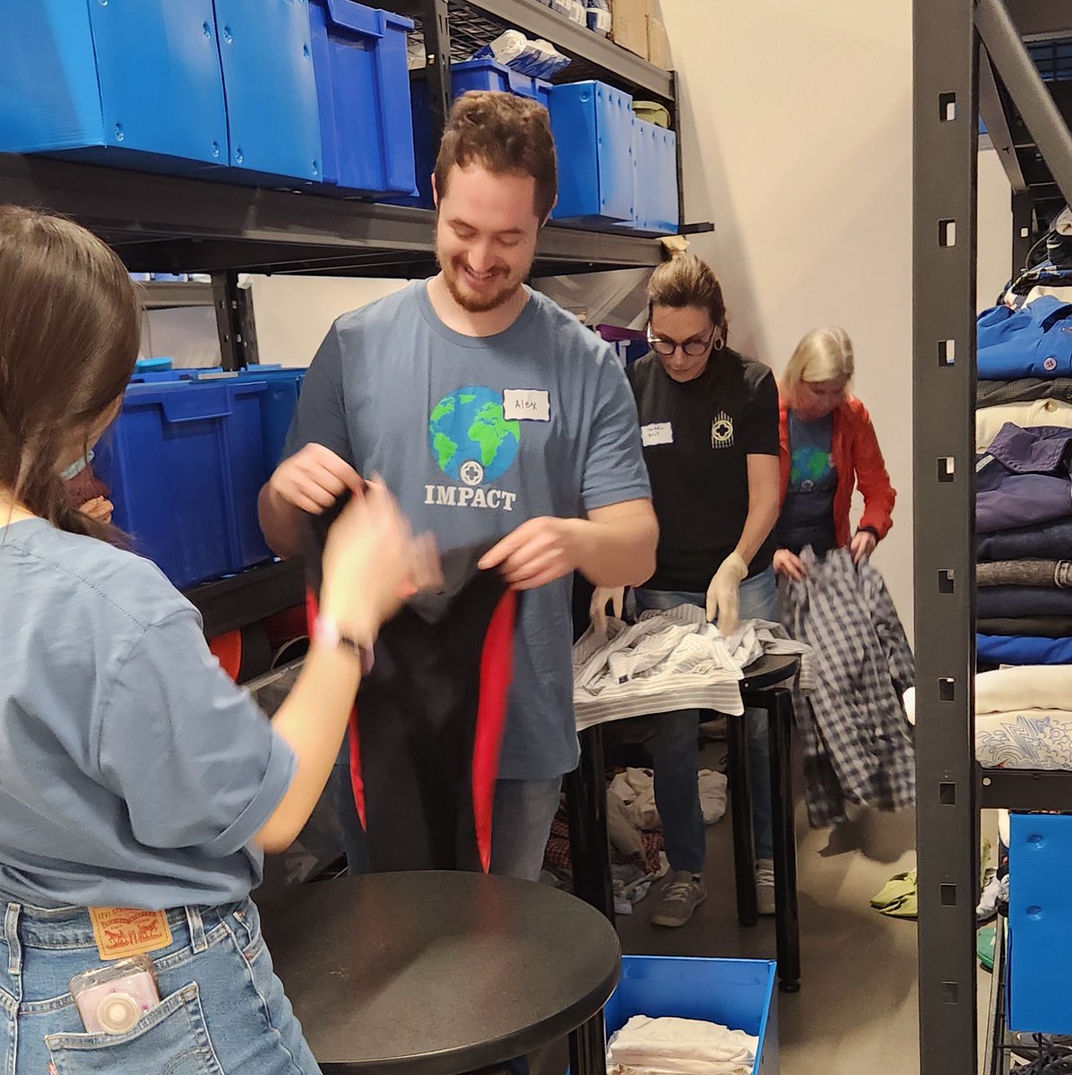 AustinStreetCtr's tweet image. Big applause to our amazing 38 @HPUMC volunteers who lent a helping hand in our clothing storage room &amp;amp; Inclement Weather Shelter! Their dedication of 133 service hours created a positive impact of $3,971. Thank you for joining us to #HelpThemHome! #NationalVolunteerMonth 👏