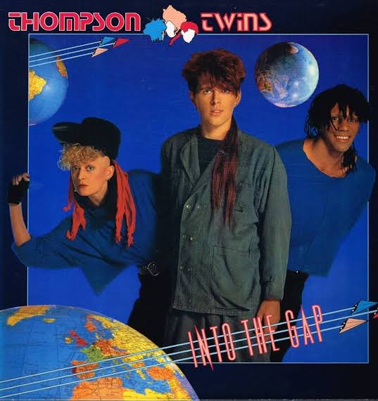 #NoMoreWar 
今夜の #オヤスミの1枚 
#ThompsonTwins/#IntoTheGap/#1984年
84年は本当に名盤の当り年
このアルバムは評論家のリストには入らんけど、ホントに全体のバランスが良く、一曲一曲のクオリティも高くて、80sの名盤です😌
ぜひヘッドフォンでお楽しみください