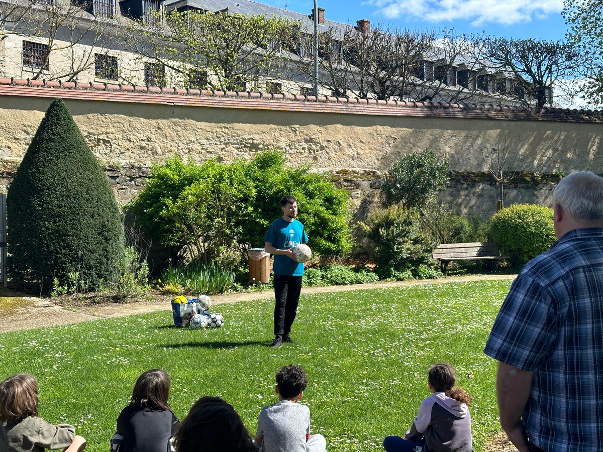 #Football Dans le cadre de l'exposition 'Jouets olympiques : en avant les champions !' hébergée au Musée du Jouet de Poissy, une initiation au football freestyle s'est déroulée ce mercredi 10 avril dans le jardin du musée. ⚽