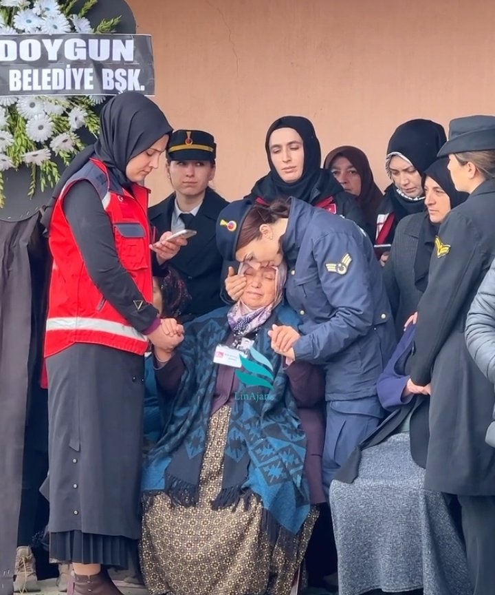 ”Keşke oğlum bayramda izne gelebilseydi” diyen annenin evine bayram günü oğlunun ay yıldızlı tabutu geldi. Helva sizin evde kavrulmadıkça hep tatlı gelecektir. #şehidinvarTürkiye