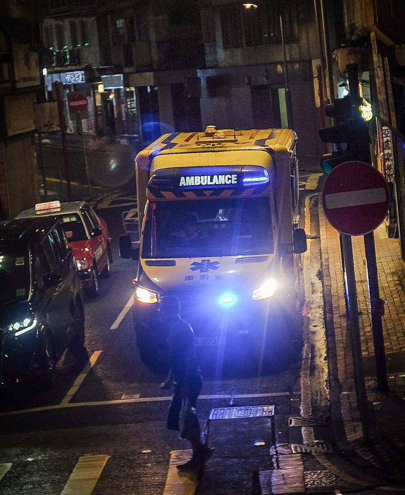 on the way...🚨✨ #ambulance #hkambulance #emergency #救護車 #hkrescue #streetphotography #nightlife #nightphotography #discoveryhongkong #hkrescue #rescue #救急車 #under_the_sign_hongkong