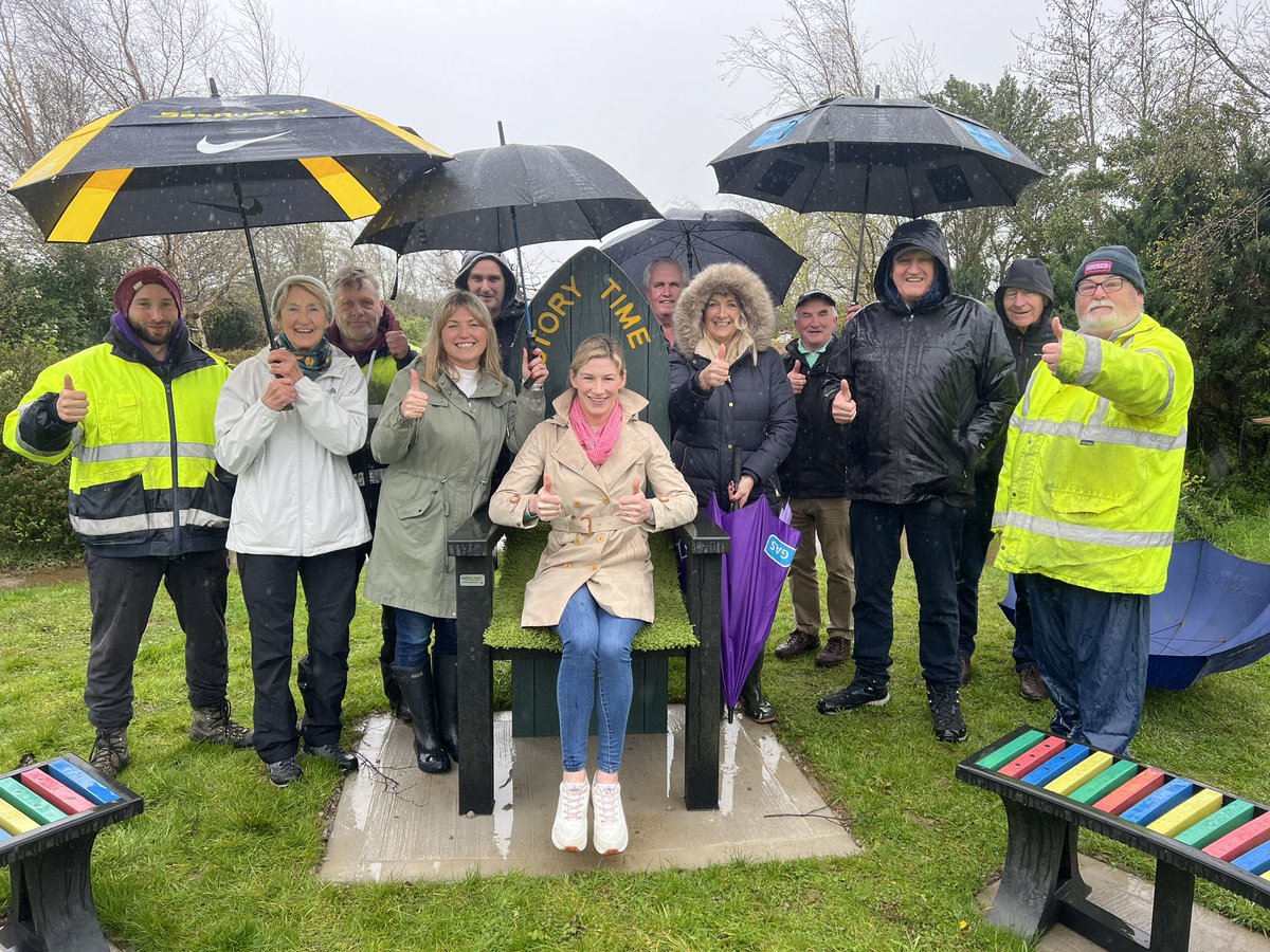 It may have been wet, but it certainly wasn’t miserable! We had a lovely time this morning introducing @ninacarberry to the @Julianstowndca , @StColmcillesGAA , John Mackin from the Limekiln and all the CE workers and volunteers in the Julianstown Community Garden. #LE24 #EE24