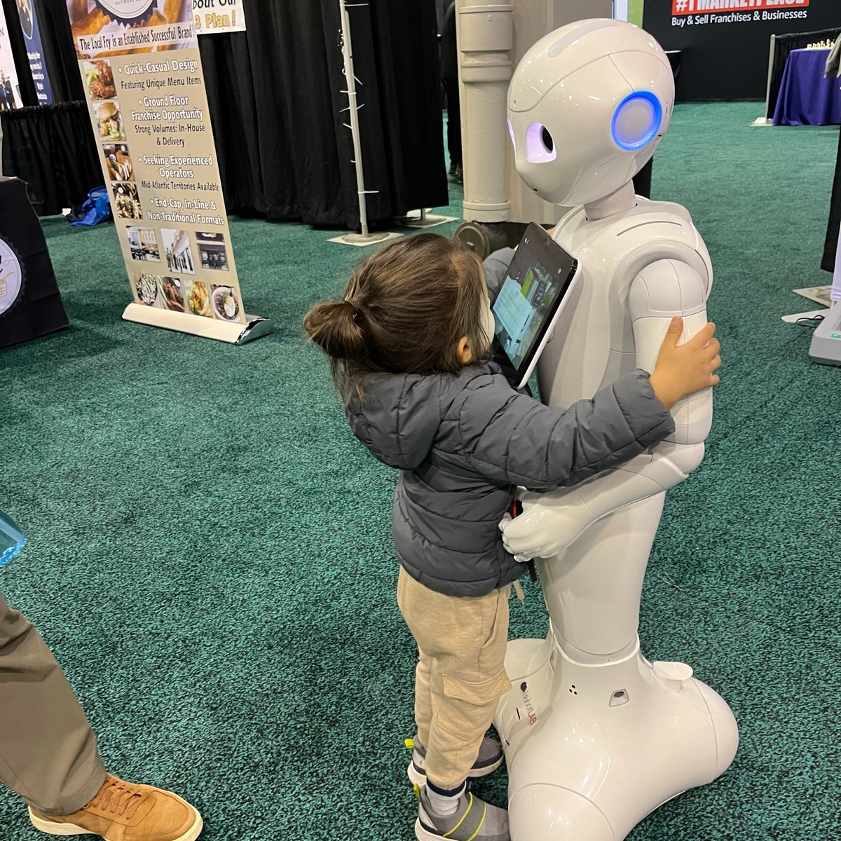 RobotLABedu's tweet image. Even the little ones can&apos;t resist the charm of Pepper! 🤖💕 Learn more about @PepperTheRobot with the link in bio! #KidsLovePepper #RobotFun #PepperRobot #Robots #roboticsinschools  robotlab.com/store/pepper-a…