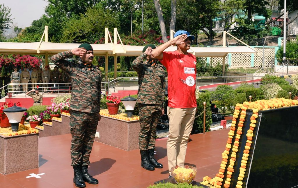 #KVDRajatJayanti #RunningOdyssey An epic journey from Diu to Kashmir for the #Ultra1000 Marathon run, symbolising #health, #unity, and environmental stewardship. The #veteran runners paid homage to the #bravehearts by laying wreath at Dhruva War Memorial. #DhruvaCommand…