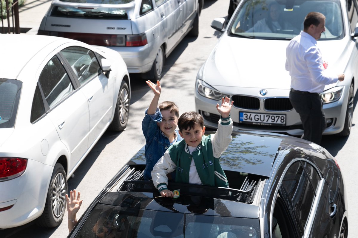 Şehrimizde, ülkemizde bayramı yaşıyoruz. Yurdumuza müjdeleriyle gelen Ramazan ayını uğurlarken, bayramın coşkusunu, birlik ve beraberlik duygusunu Şişli’de hep birlikte paylaşıyoruz. Küçüklerimize sevgimizle, büyüklerimize saygımızla; özümüzden çok sevdiğimiz ülkemizde daha…