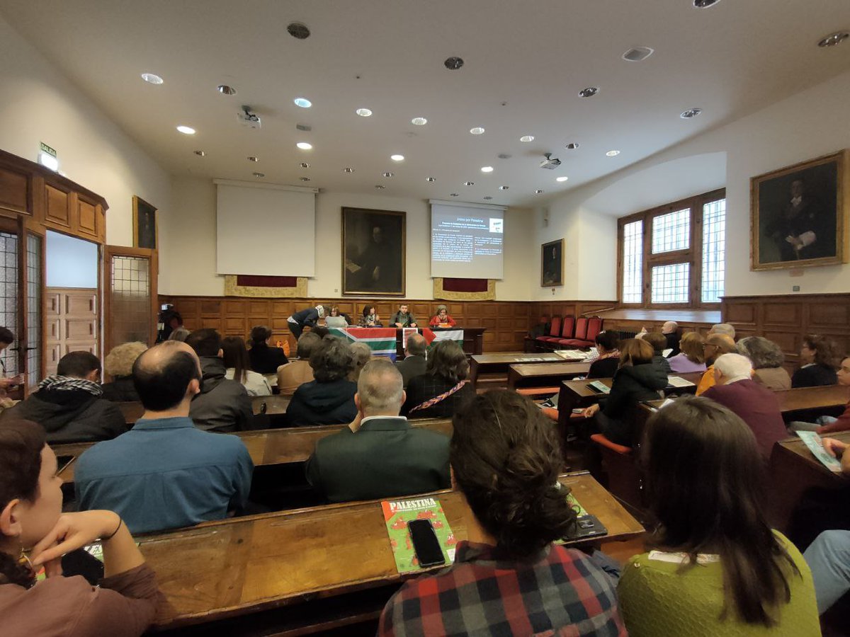 Trabayadores y estudiantes d' @uniovi_info manifestámonos esta mañana nel Edificiu Históricu de la Universidá pa denunciar el xenocidiu que se ta cometiendo  en #Palestina y amosar la nuesa solidaridá col pueblu palestín
#UniovixPalestina