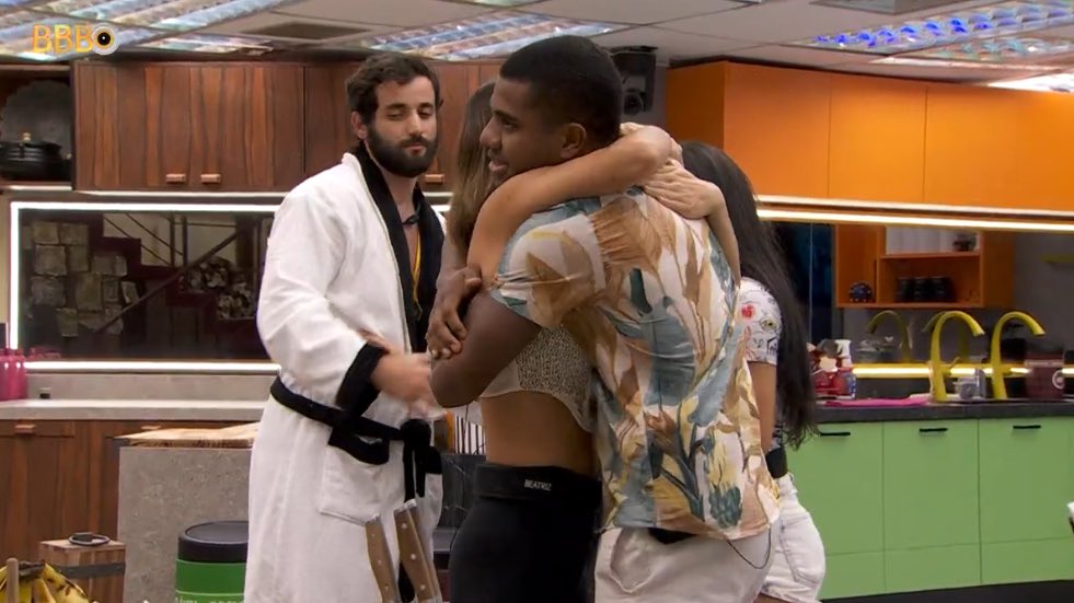 centralreality's tweet image. abraço entre Davi e Beatriz
