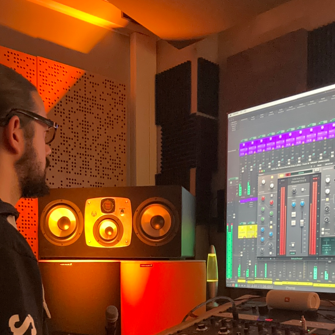 Mixing and mastering engineer Lukas Wiltschko working on Alternative Rock & Heavy Music in his austrian studio using SC408 🤘🔊 Thanks for sharing @lwsonics #eveaudio #studiomonitors #SC408 #mixing #mastering #musicstudio #studiogear #music