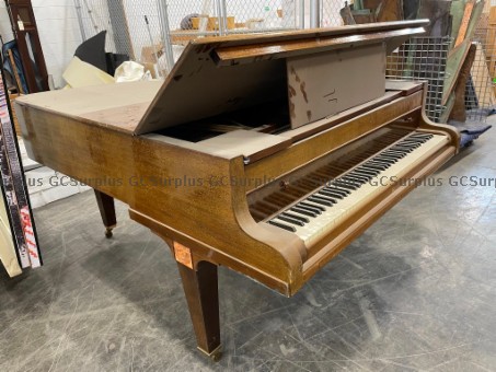 🔗: ow.ly/Sgtt50Rcfzj 🕰️ These grandfather clock and 🎹 grand piano props could be great additions for photo shoots, theatre productions and special events. They could also be used as decorative accents. Check them out on #GCSurplus.