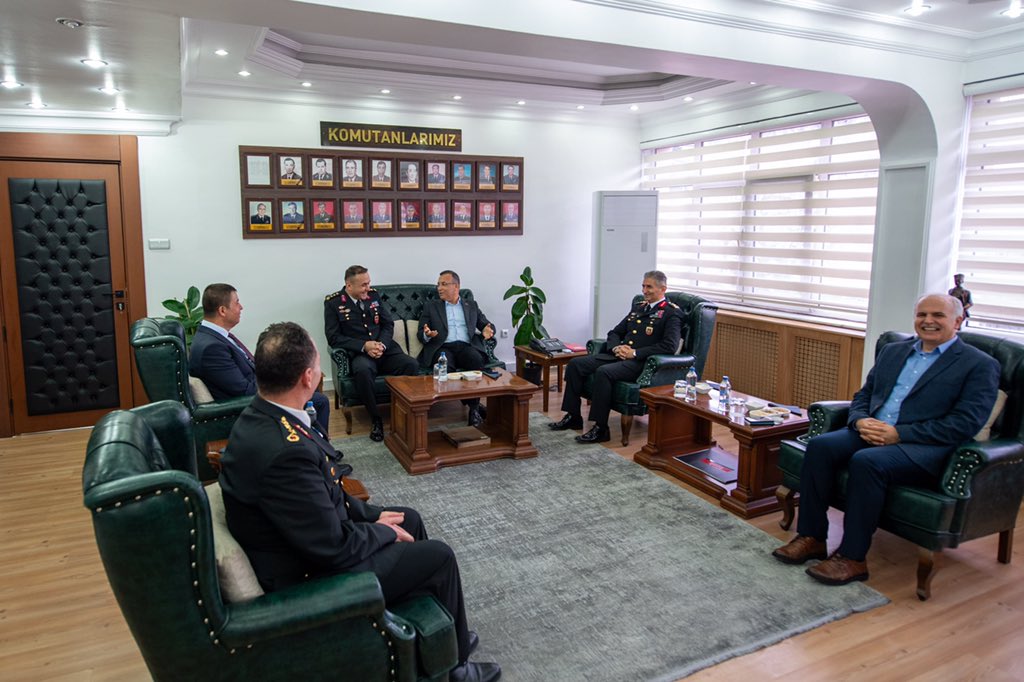 Valimiz Kemal Çeber, protokol ile birlikte İl Jandarma Komutanlığı’nı ziyaret ederek jandarma teşkilatımız nezdinde güçlü Türk ordumuzun tüm kahraman mensuplarının bayramını tebrik etti. #İyiBayramlar #RamazanBayram @kemalcebervali