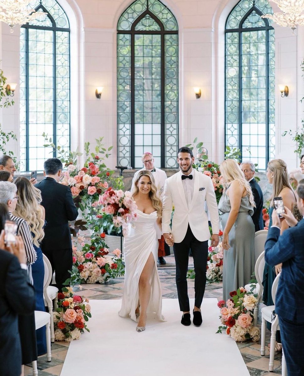 There is nothing more magical than a spring wedding inside of the Casa Loma Conservatory. Start your wedding journey at casaloma.ca 💐 ⁠#WeddingWednesday
⁠
📸: @chicbynicole⁠
#casaloma #casalomatoronto #casalomawedding #weddingvenue #torontovenue #torontowedding
