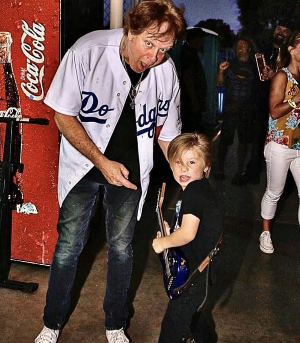 Throwback - We played with the late Eddie Money a view times over the years. This is him & my grandson Noah Jagger backstage at a show in California a few yrs back. He was very nice man & mega talented!🎼👈👀) @SIRIUSXM @CLASSICROCK1011 @SiriusXMHits1 @eddiemoneymx