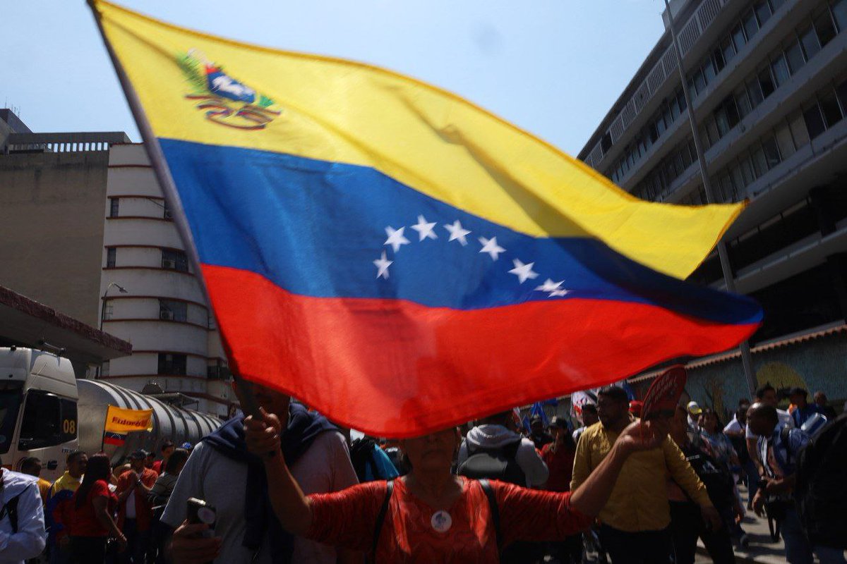 Buenos días ¡Con nuestra bandera en alto! 🇻🇪☀️