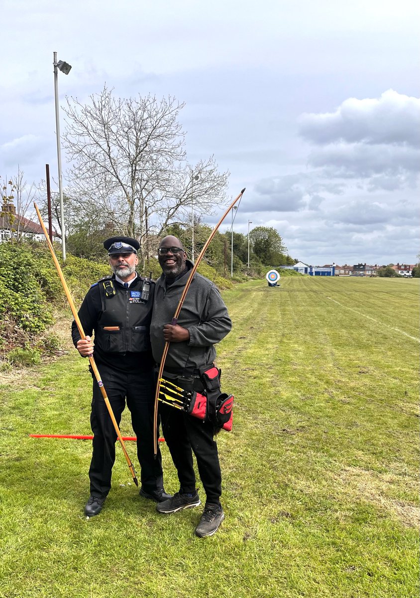 @MPSManor whilst conducing a weapon sweep in Grosvenor Vale Fields met a member of the Bowmen Archery Club #CommunityEngagement #mylocalmet