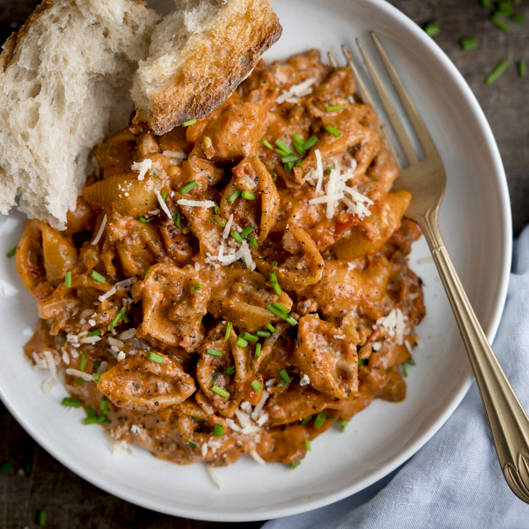Rich beef bolognese cooked together with pasta shells and finished with cream and cheese. 😋
I love how those little shells hold the sauce!
All cooked in one pan, this simple dinner is ready in 30 minutes!
kitchensanctuary.com/one-pot-creamy…
#onepan #familydinner #kitchensanctuary