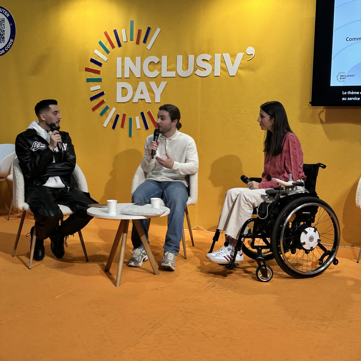 Mettre l'immersif et le digital au service de la sensibilisation 🙌 🎤 @jeandressel_pro Co-fondateur et rédacteur en chef @bloom_media_fr 🎤 Virginie Dubost Créatrice de contenu 🎤 Mehdi Fancy 1er Micro-trottoir LGBTQIA+ en France! #InclusivDay