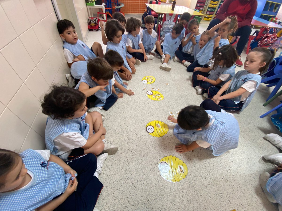 salesianoslpa's tweet photo. Las abejas invaden infantil de 4 años con el proyecto “A la rica miel”. Que bonito está quedando el rincón con el material e información aportado por las familias. Graciasss . #unsueñoparati #proyectoinfantil https://t.co/xzOnrakdG4