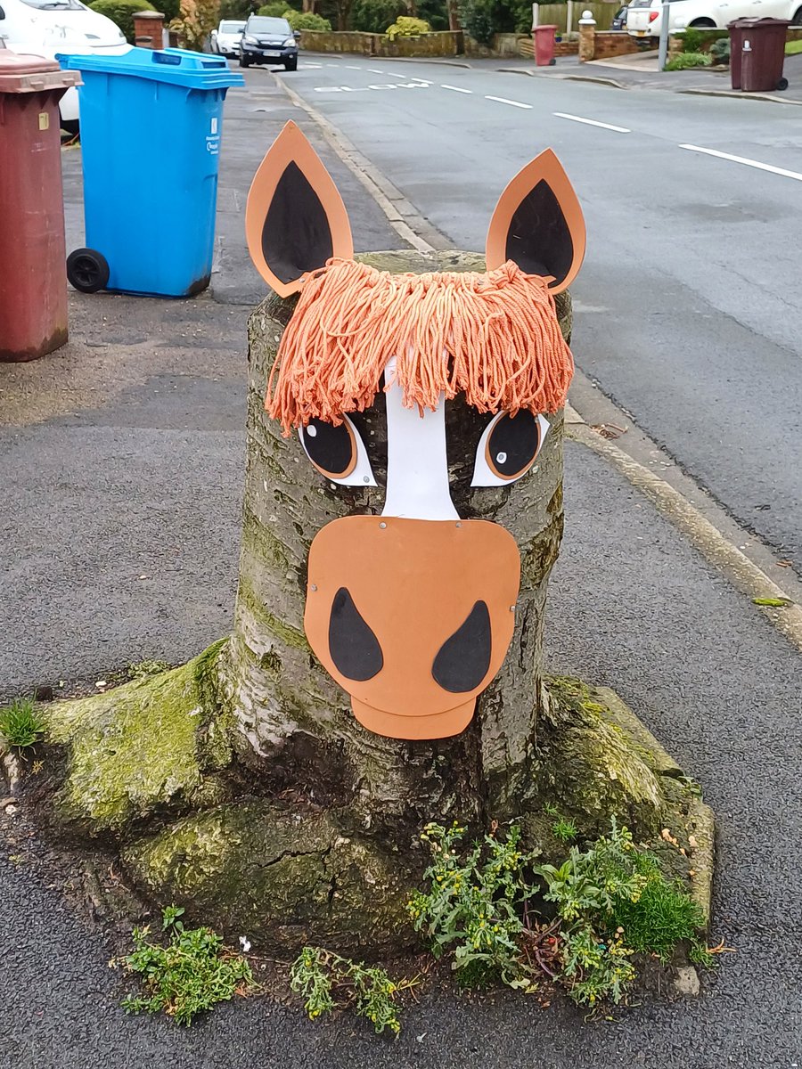 Apparently there is some horse play going on nearby this weekend @AintreeRaces @grandnational09 The Stump is supporting the horses and praying that everyone is safe 🐎🐎🐎 #HorseRacing #Horses #horse #StreetArt #villagelife #community #Merseyside