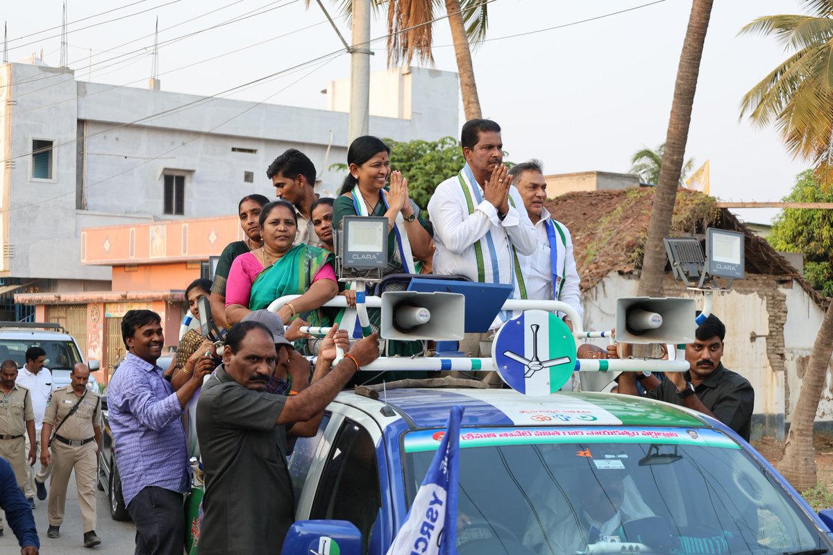tanetivanita's tweet photo. #AP_CM_YSJAGAN
#WHY_NOT_175
#AP_NEEDS_YSJAGAN
#ANDHRA_PRADESH
#TANETI_VANITA
#AP_HOME_MINISTER
#JAGANANNA_ONCE_AGAIN_2024
#GOPALAPURAM_CONSTITUENCY
#DEVARAPALLIMANDALAM
#VOTEFORFAN
#MemanthaSiddham
#YSJaganAgain
#VoteForFantaneti
గోపాలపురం నియోజకవర్గం దేవరపల్లి మండలంలో గౌరీపట్నం, దుద్దుకూరు, రంగరాయ కాలనీ, బందపురం, గొల్లగూడెం గ్రామాల్లో ఎన్నికల ప్రచారాన్ని నిర్వహించిన నియోజకవర్గ వైయస్సార్సీపీ ఎమ్మెల్యే అభ్యర్థి, రాష్ట్ర హోం మంత్రి డాక్టర్ తానేటి వనిత.అడుగడుగునా హరతులు, పూలమాలలు, శాలువాలతో సత్కారం చేస్తూ దేవరపల్లి మండలం ప్రజలు బ్రహ్మరధం పట్టారు.
గ్రామాల్లోని డాక్టర్ బి.ఆర్ అంబేద్కర్, డాక్టర్ బాబు జగజ్జీవన్ రామ్ విగ్రహాలకు పూలమాలలు వేసి నివాళులర్పించారు. డాక్టర్ బి.ఆర్ అంబేద్కర్, డాక్టర్ బాబు జగజ్జీవన్ రామ్ వారి ఆశయాలకు అనుగుణంగా రాష్ట్రంలో సుపరిపాలన కొనసాగుతుందన్నారు. సీఎం జగన్ మోహన్ రెడ్డి అందిస్తున్న సంక్షేమం,అభివృద్ధి కొనసాగాలన్న, ఇంటి వద్దకే సంక్షేమ ఫలాలు చేరాలన్నా మళ్లీ జగనన్న ముఖ్యమంత్రి కావాలన్నారు.ఈ కార్యక్రమంలో దేవరపల్లి మండల స్థానిక ప్రజాప్రతినిధులు, వివిధ హోదాల్లో పార్టీ కోసం కృషి చేస్తున్న గోపాలపురం నియోజకవర్గ వైయస్ఆర్సిపి నాయకులు, కార్యకర్తలు, తదితరులు పాల్గొన్నారు.