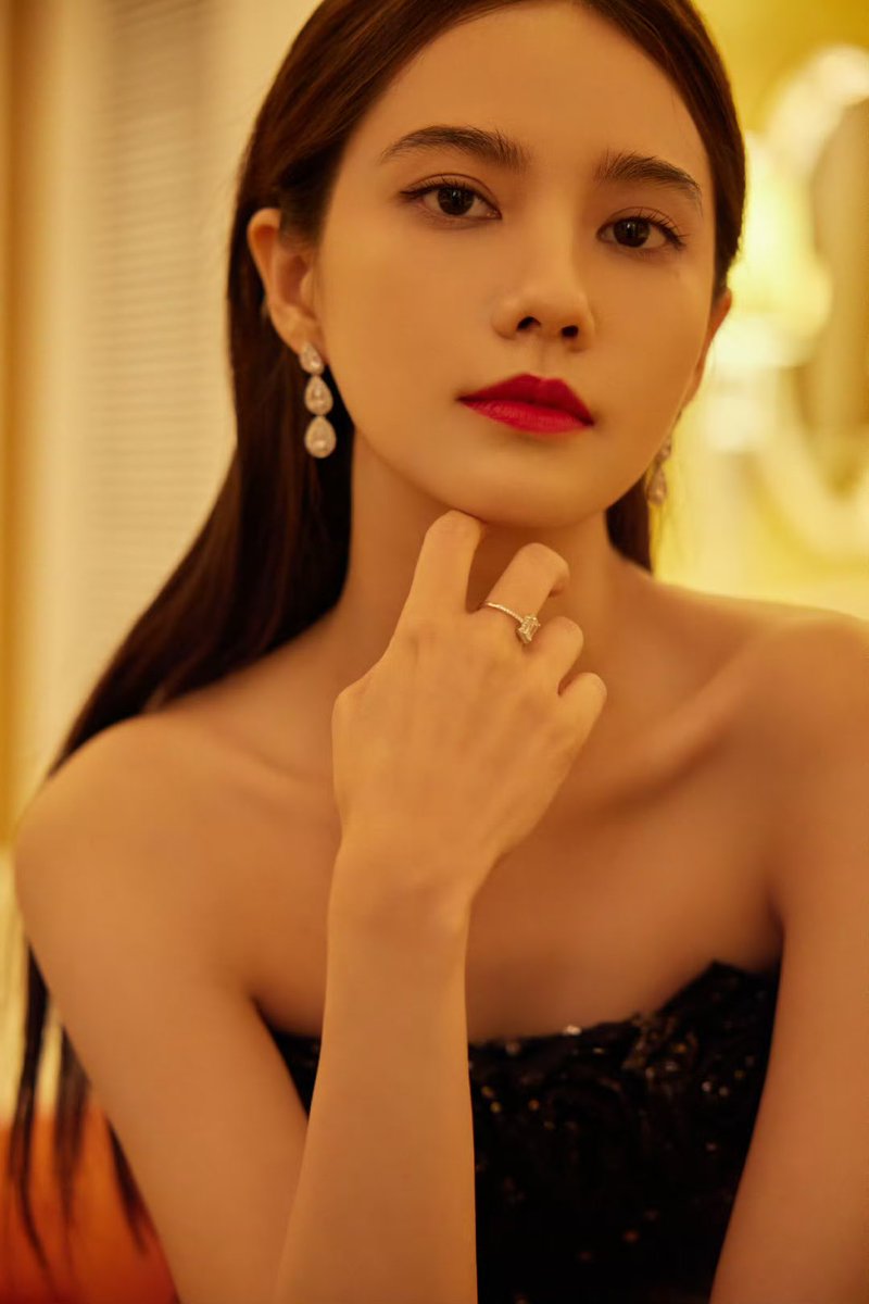 Qcj950318's tweet photo. 姜珮瑶微张的红唇亲吻在面前的龟头上，立马留下一个鲜红的唇印，然后托起自己的双乳夹住大肉棒，一边用柔软的舌尖在龟头上舔舐，一边挤压双乳撸动肉棒，最后一口含住龟头，舌尖像钻头一样钻入马眼里面，脸颊也因为吸吮而凹陷，直到大肉棒剧烈鼓动起来，一股股精液直接喷如姜珮瑶的口中。 https://t.co/AzqCzhv9VN