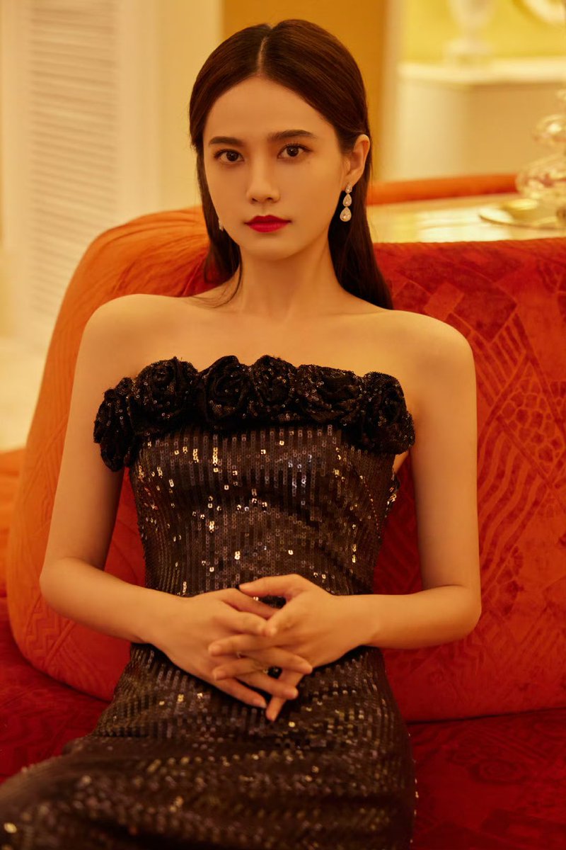 Qcj950318's tweet photo. 姜珮瑶微张的红唇亲吻在面前的龟头上，立马留下一个鲜红的唇印，然后托起自己的双乳夹住大肉棒，一边用柔软的舌尖在龟头上舔舐，一边挤压双乳撸动肉棒，最后一口含住龟头，舌尖像钻头一样钻入马眼里面，脸颊也因为吸吮而凹陷，直到大肉棒剧烈鼓动起来，一股股精液直接喷如姜珮瑶的口中。 https://t.co/AzqCzhv9VN