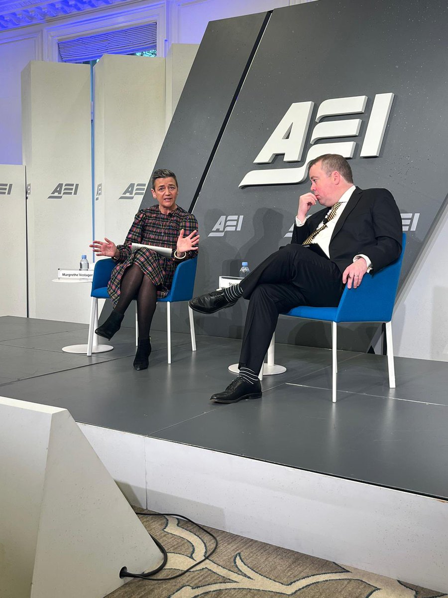 It is easier to mirror ourselves into other humans making mistakes. Our tolerance for a machine taking a wrong decision in a #blackbox is much lower. Good discussion on #AI governance and many other topics with @stanveuger @AEI
